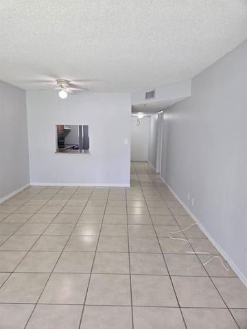 8001 FAIRVIEW Drive 104, Tamarac, FL 33321