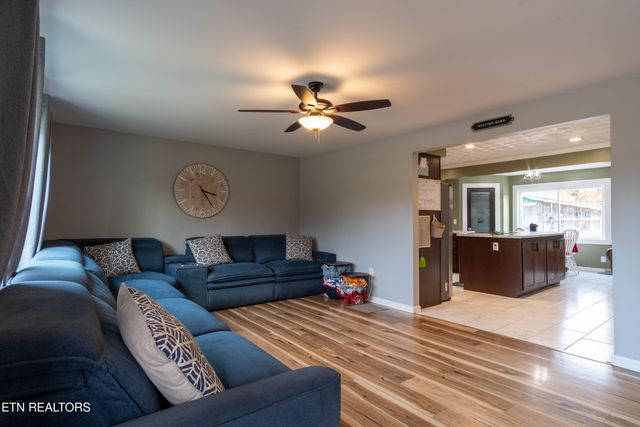 1055 Hines Valley Rd, Lenoir City, TN 37771