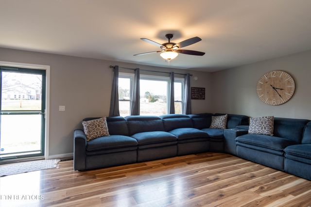 1055 Hines Valley Rd, Lenoir City, TN 37771