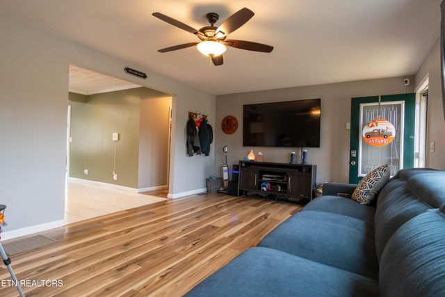 1055 Hines Valley Rd, Lenoir City, TN 37771