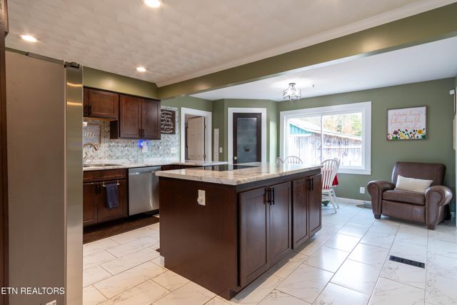 1055 Hines Valley Rd, Lenoir City, TN 37771