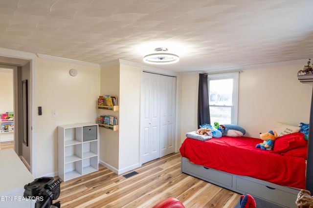 1055 Hines Valley Rd, Lenoir City, TN 37771