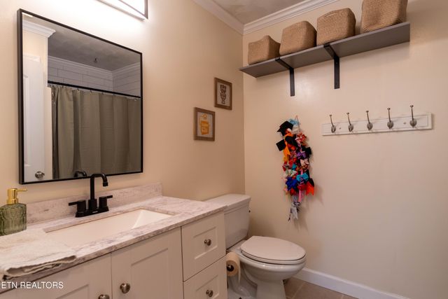 1055 Hines Valley Rd, Lenoir City, TN 37771