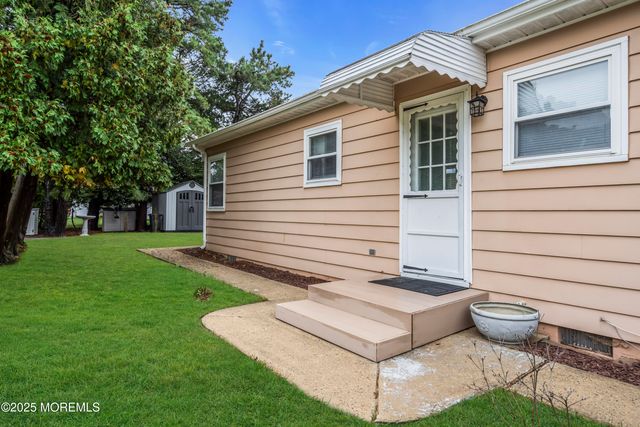 9 Morongo Court, Toms River, NJ 08757