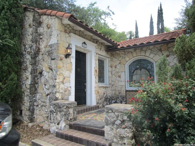 411 W Elsmere Pl, San Antonio, TX 78212