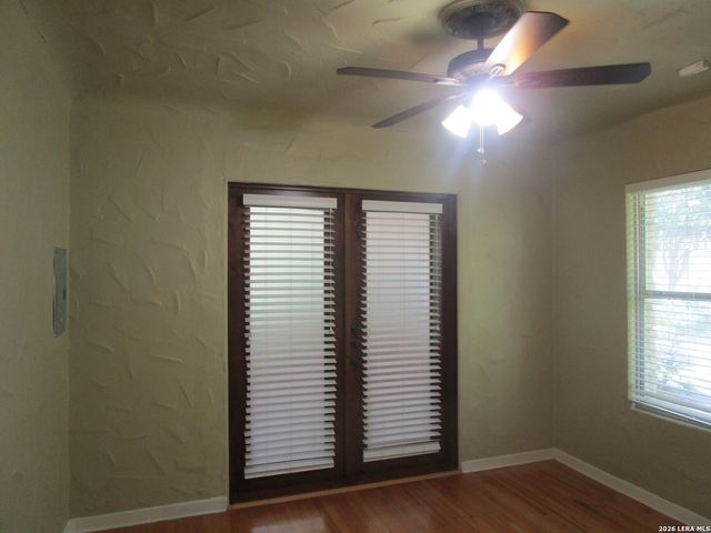 411 W Elsmere Pl, San Antonio, TX 78212