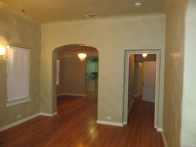 411 W Elsmere Pl, San Antonio, TX 78212