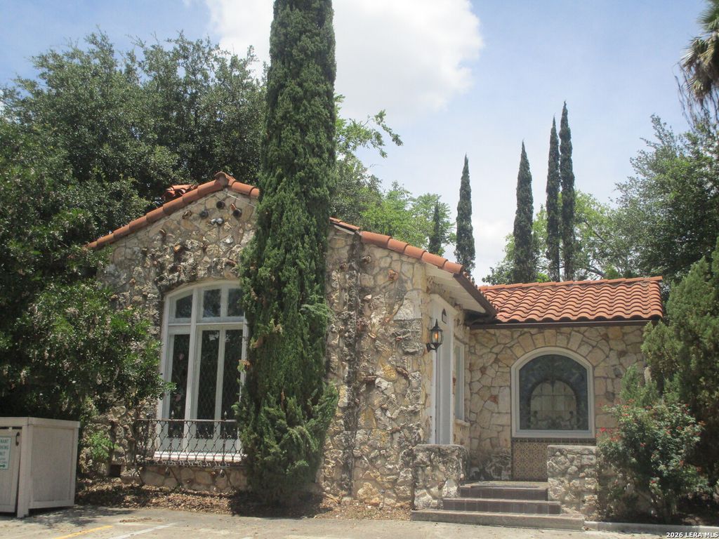 411 W Elsmere Pl, San Antonio, TX 78212