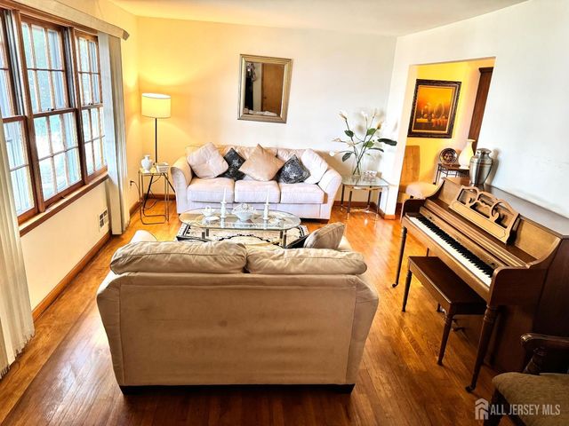 127 Hillcrest Avenue, Edison, NJ 08817