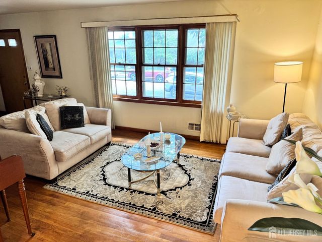 127 Hillcrest Avenue, Edison, NJ 08817