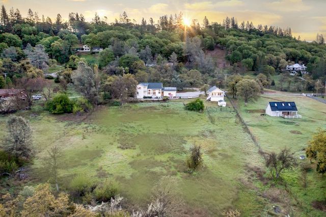 13922 Auburn Rd, Grass Valley, CA 95949