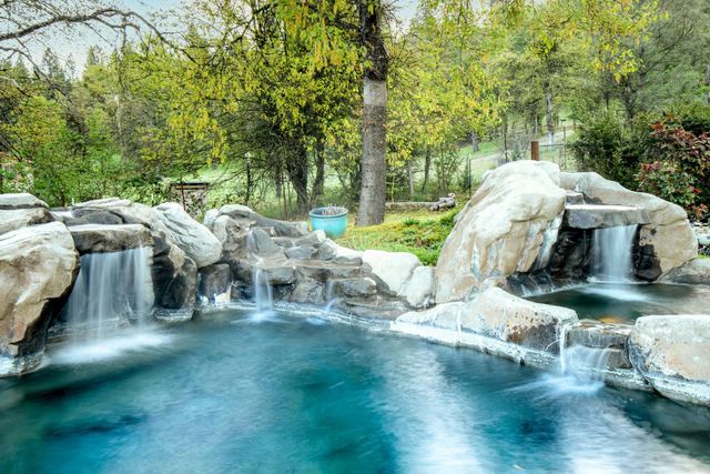 13922 Auburn Rd, Grass Valley, CA 95949