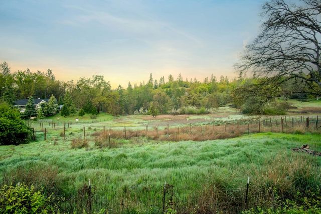 13922 Auburn Rd, Grass Valley, CA 95949
