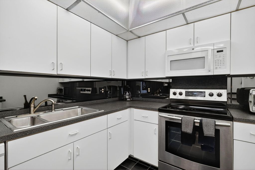 Image 12 of property listing at 2860 S Ocean Boulevard 604, Palm Beach, FL 33480