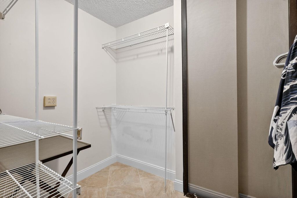 Image 13 of property listing at 2860 S Ocean Boulevard 604, Palm Beach, FL 33480