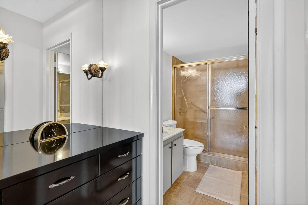 Image 14 of property listing at 2860 S Ocean Boulevard 604, Palm Beach, FL 33480
