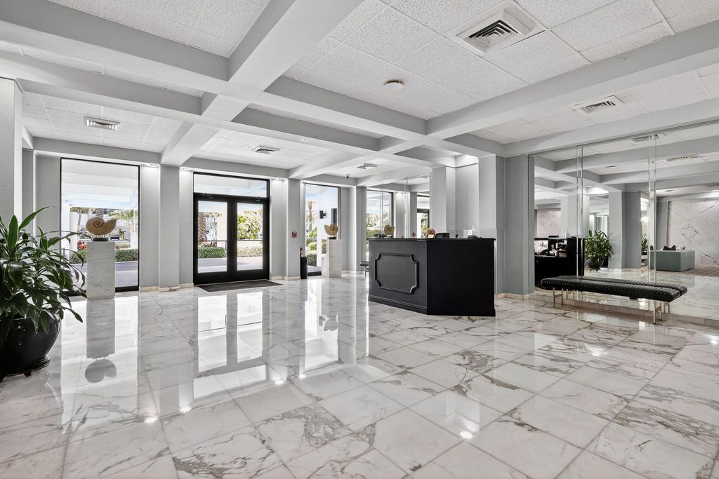 Image 19 of property listing at 2860 S Ocean Boulevard 604, Palm Beach, FL 33480