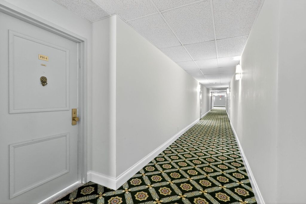 Image 21 of property listing at 2860 S Ocean Boulevard 604, Palm Beach, FL 33480