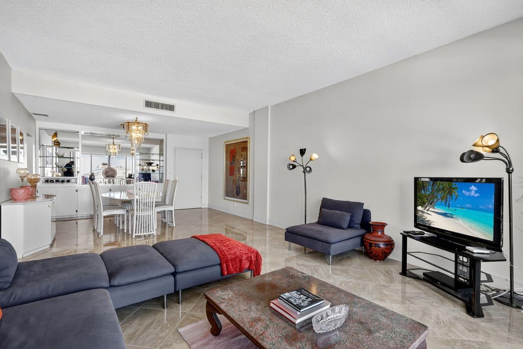 Image 23 of property listing at 2860 S Ocean Boulevard 604, Palm Beach, FL 33480