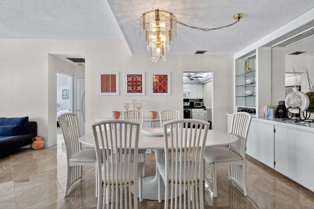 Image 24 of property listing at 2860 S Ocean Boulevard 604, Palm Beach, FL 33480