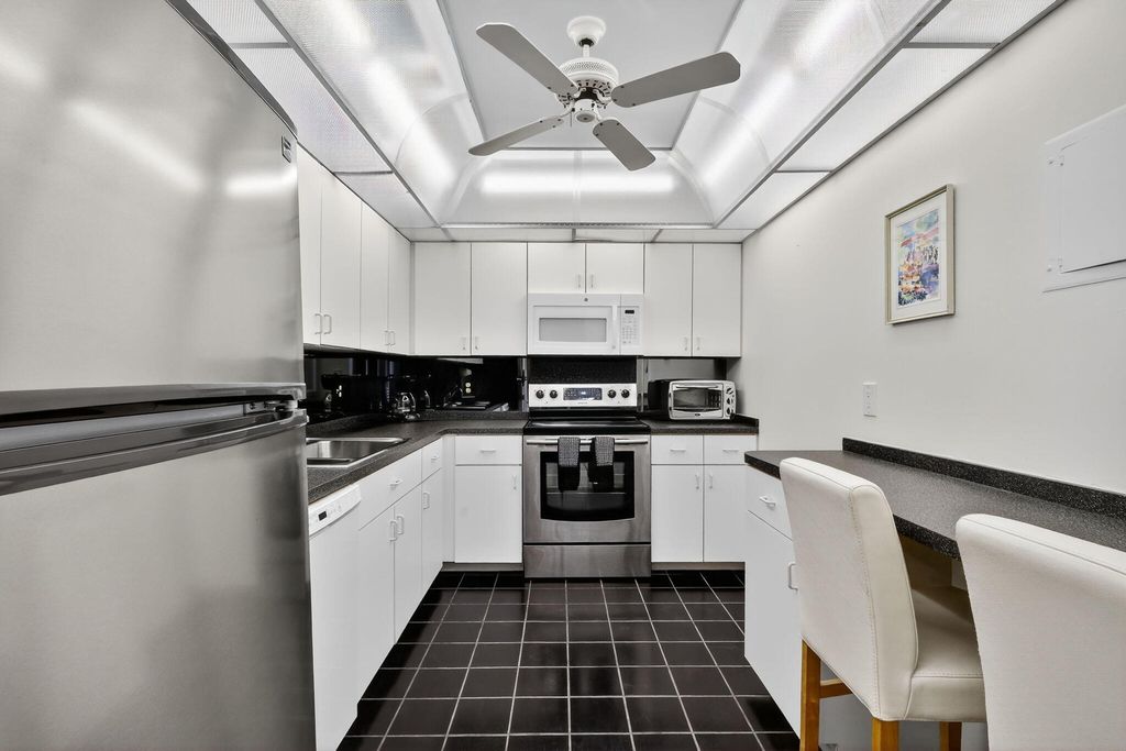 Image 27 of property listing at 2860 S Ocean Boulevard 604, Palm Beach, FL 33480
