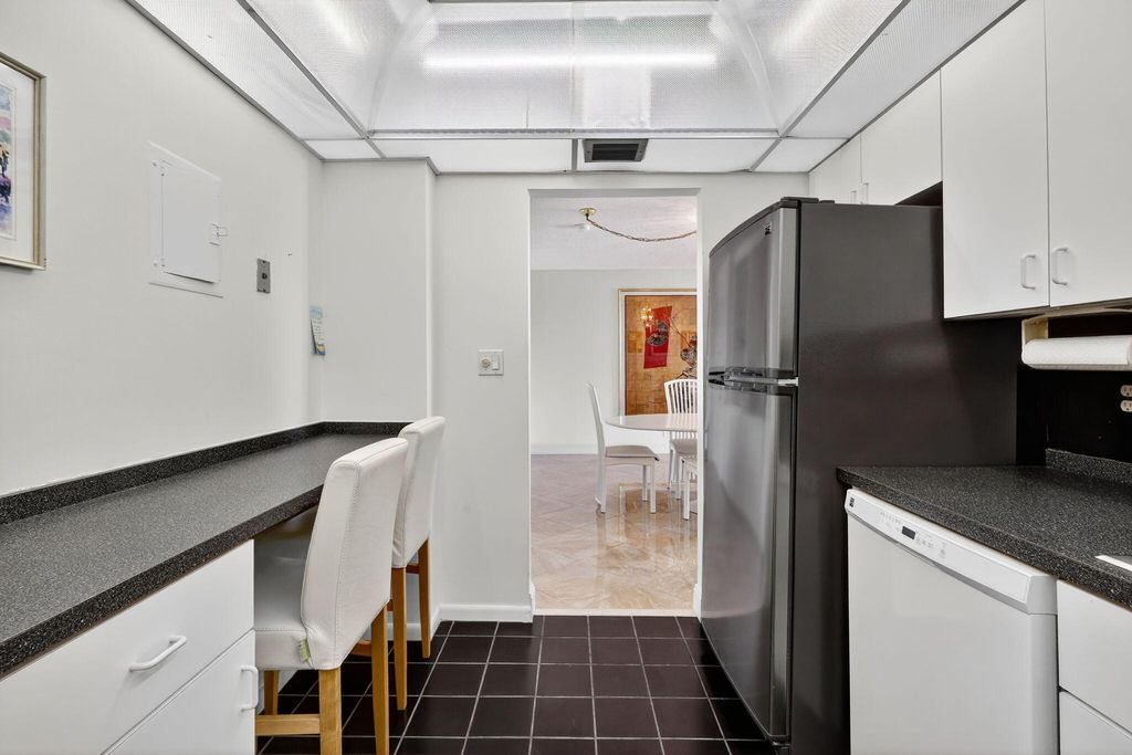 Image 28 of property listing at 2860 S Ocean Boulevard 604, Palm Beach, FL 33480