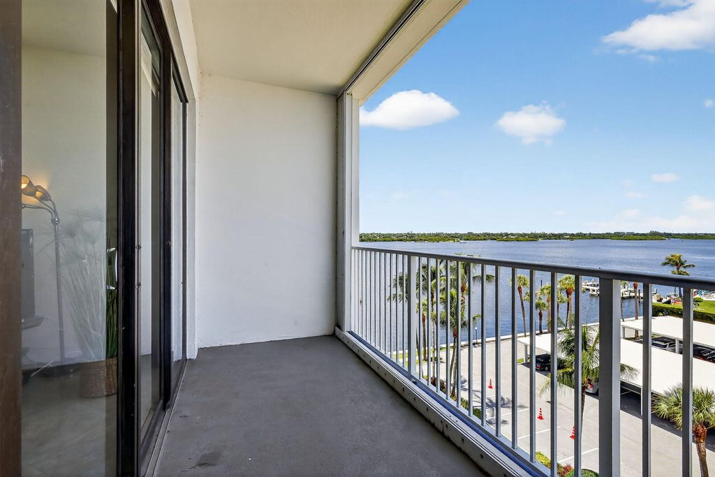 Image 3 of property listing at 2860 S Ocean Boulevard 604, Palm Beach, FL 33480