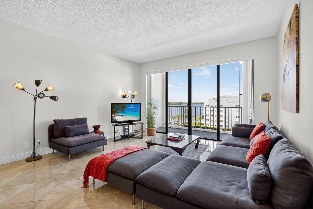 Image 6 of property listing at 2860 S Ocean Boulevard 604, Palm Beach, FL 33480