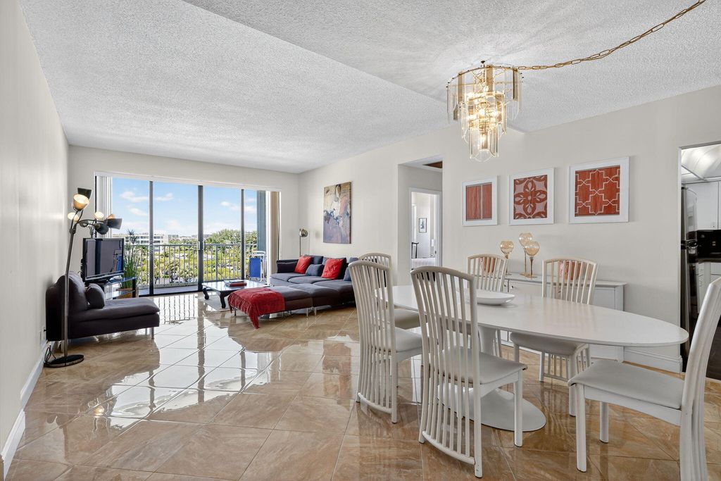 Image 9 of property listing at 2860 S Ocean Boulevard 604, Palm Beach, FL 33480