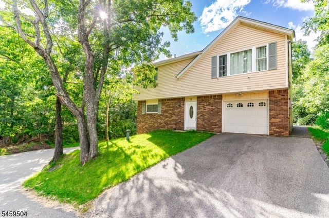 8 Rollins Trl, Hopatcong Boro, NJ 07843