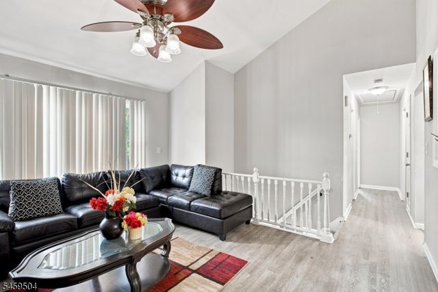 8 Rollins Trl, Hopatcong Boro, NJ 07843