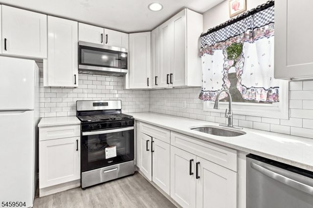 8 Rollins Trl, Hopatcong Boro, NJ 07843