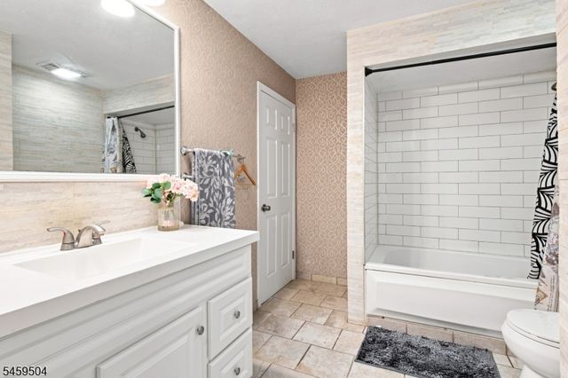 8 Rollins Trl, Hopatcong Boro, NJ 07843
