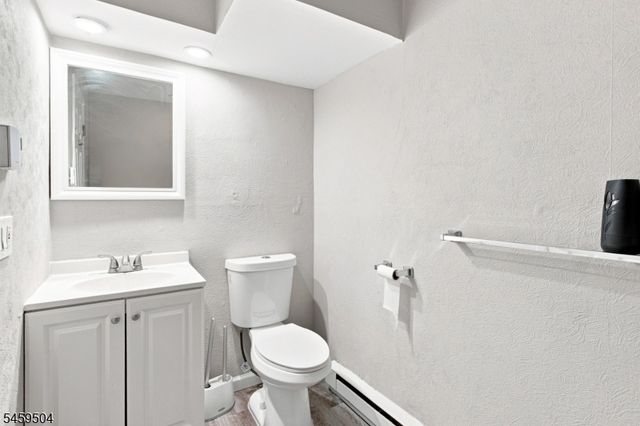 8 Rollins Trl, Hopatcong Boro, NJ 07843