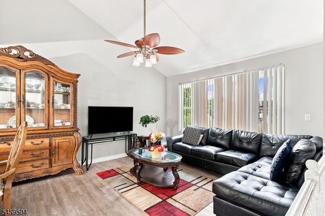 8 Rollins Trl, Hopatcong Boro, NJ 07843