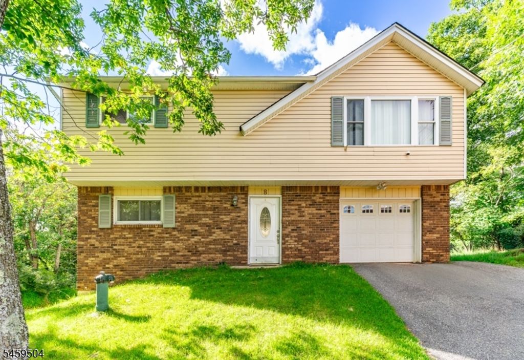 8 Rollins Trl, Hopatcong Boro, NJ 07843