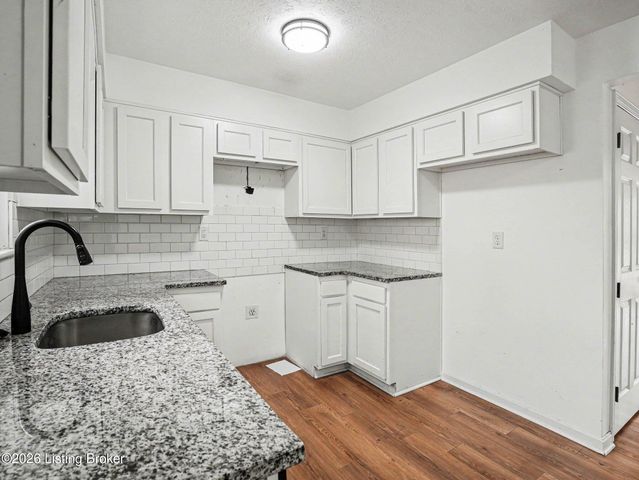 6904 Holly Lake Dr, Louisville, KY 40291