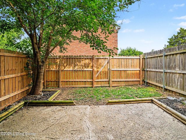 6904 Holly Lake Dr, Louisville, KY 40291