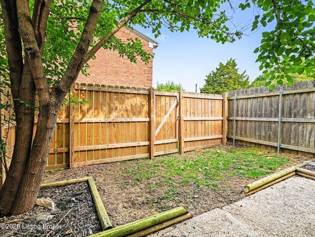 6904 Holly Lake Dr, Louisville, KY 40291