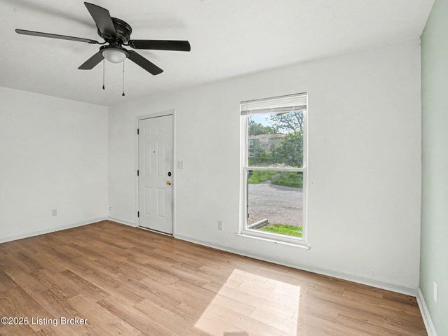 6904 Holly Lake Dr, Louisville, KY 40291