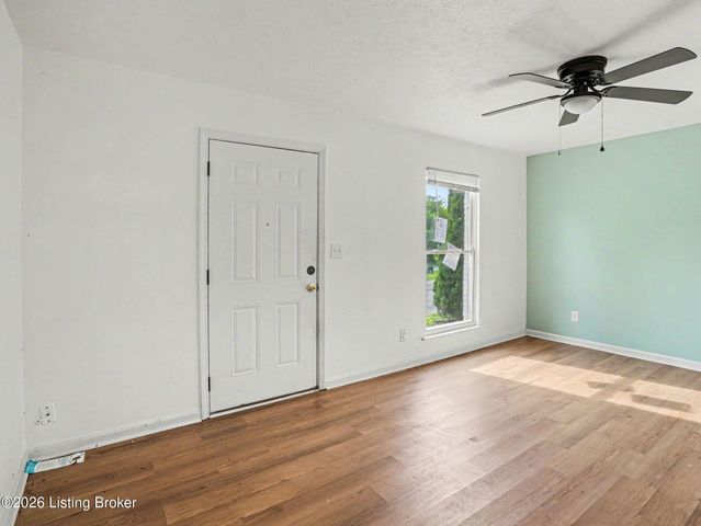 6904 Holly Lake Dr, Louisville, KY 40291