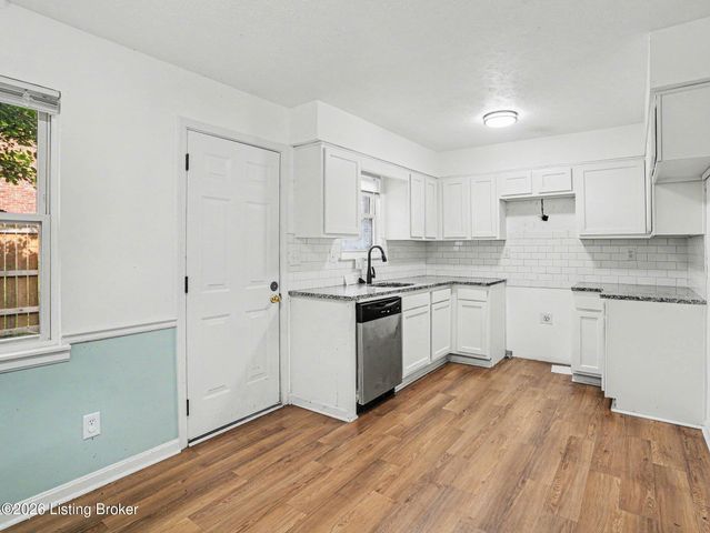 6904 Holly Lake Dr, Louisville, KY 40291