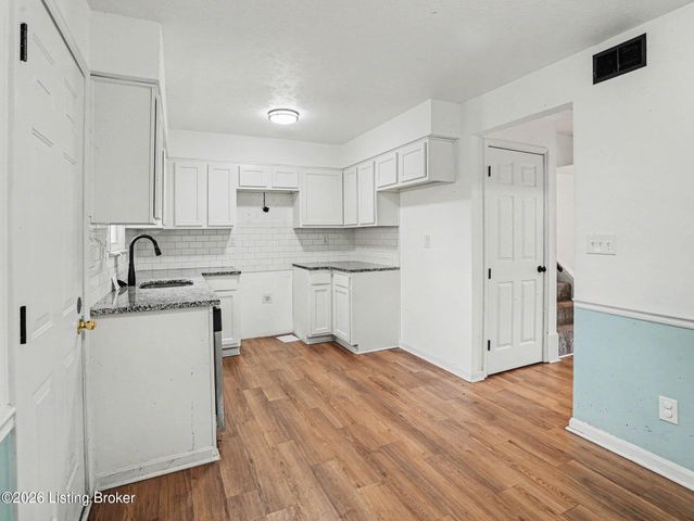6904 Holly Lake Dr, Louisville, KY 40291