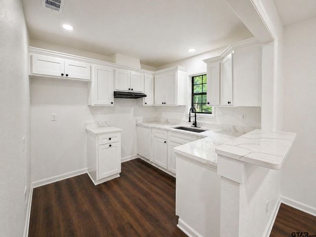1812 N Bois D Arc, Tyler, TX 75702