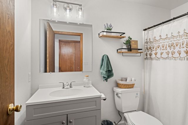 566 Village Drive, Central Point, OR 97502