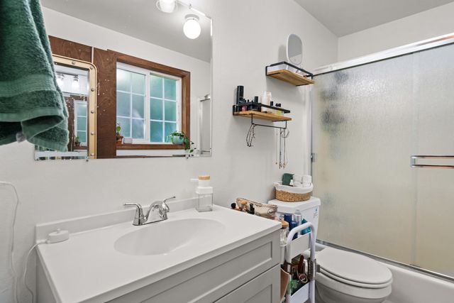 566 Village Drive, Central Point, OR 97502