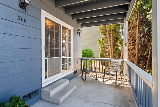 566 Village Drive, Central Point, OR 97502