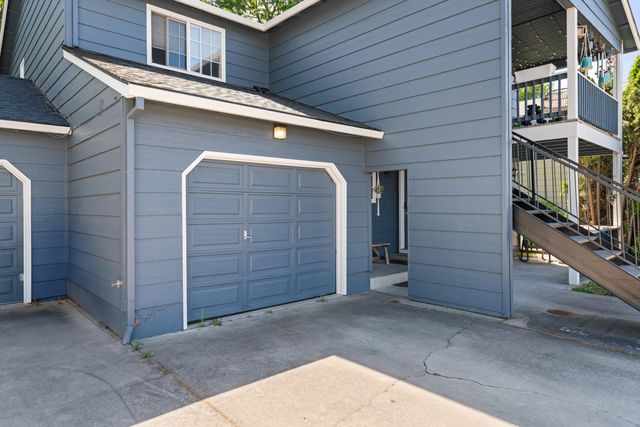 566 Village Drive, Central Point, OR 97502