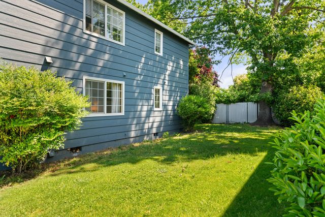 566 Village Drive, Central Point, OR 97502