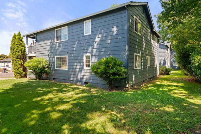 566 Village Drive, Central Point, OR 97502